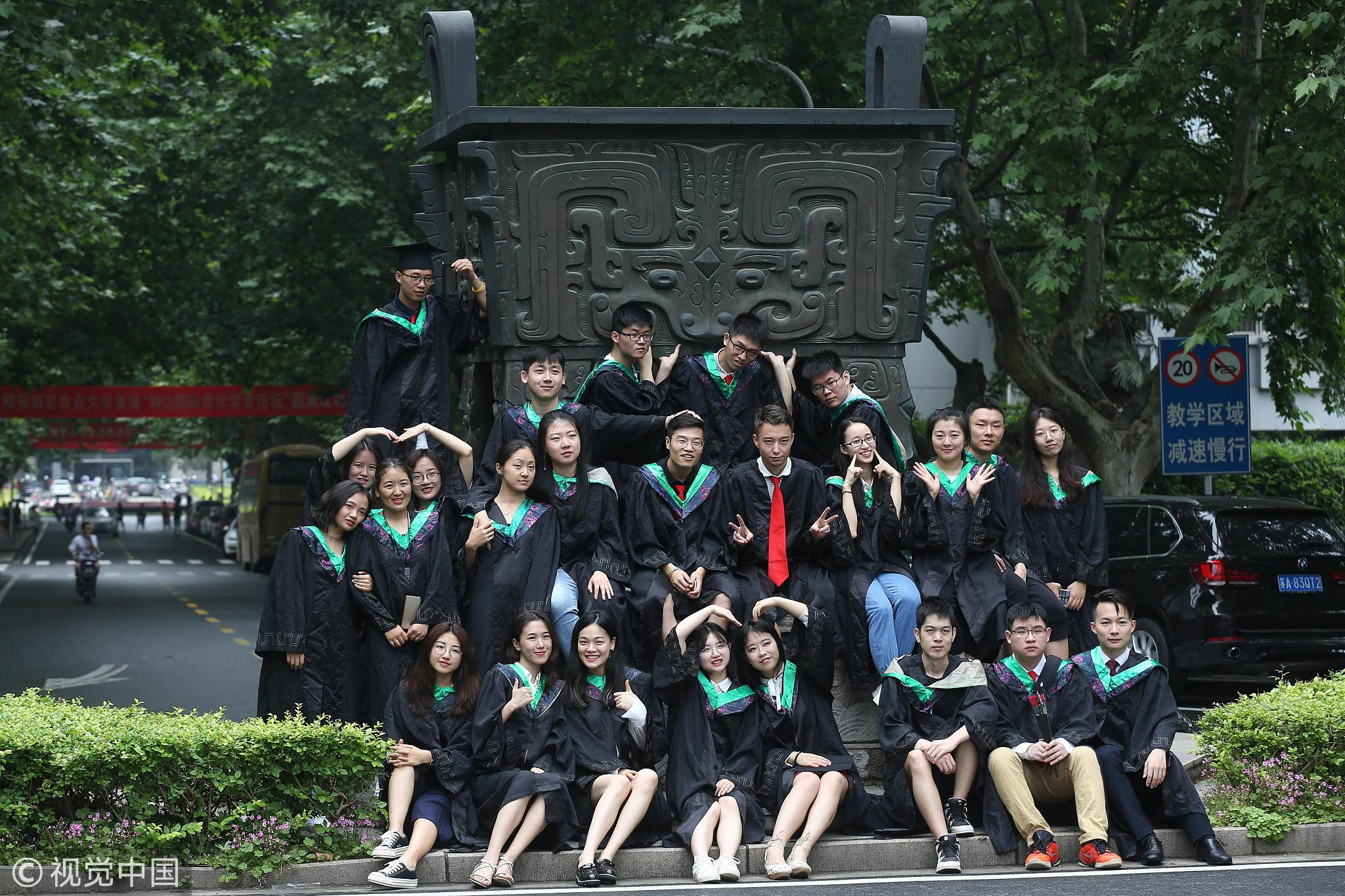 5月31日.南京农业大学的毕业生们在校园内拍摄毕业照片.