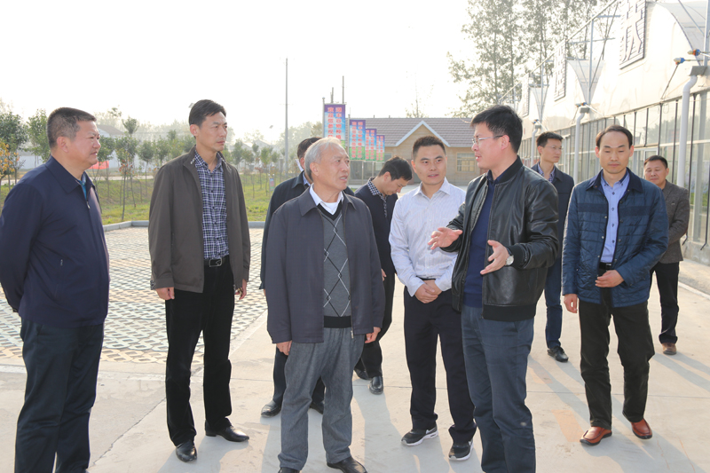 胥爱贵在灌南县考察我校挂钩帮扶工作