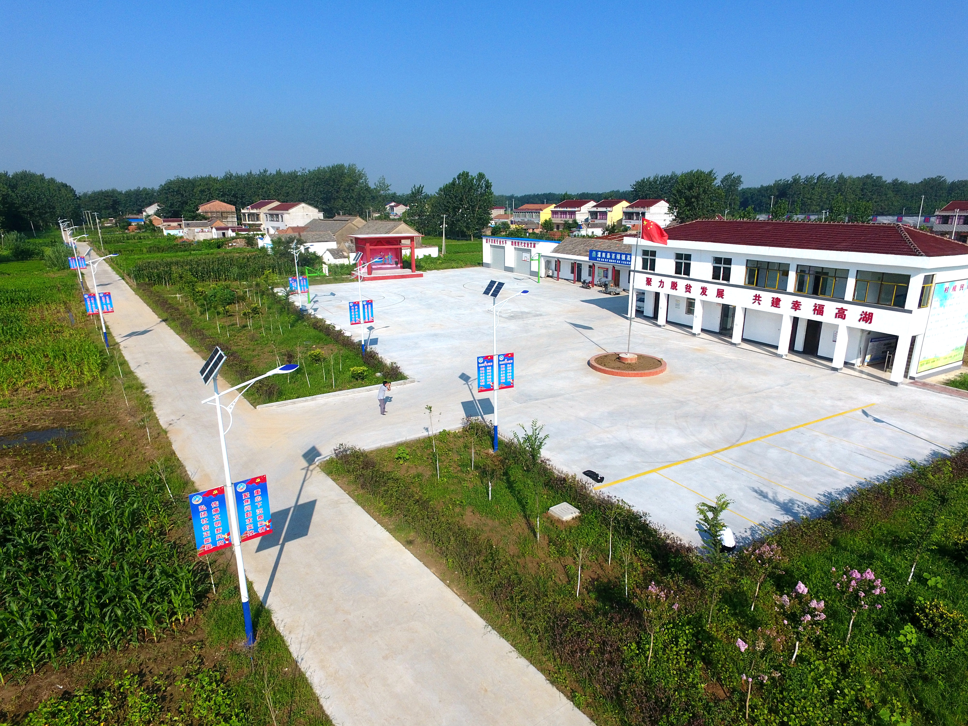 张亮亮:从高校团干部到扶贫村干部