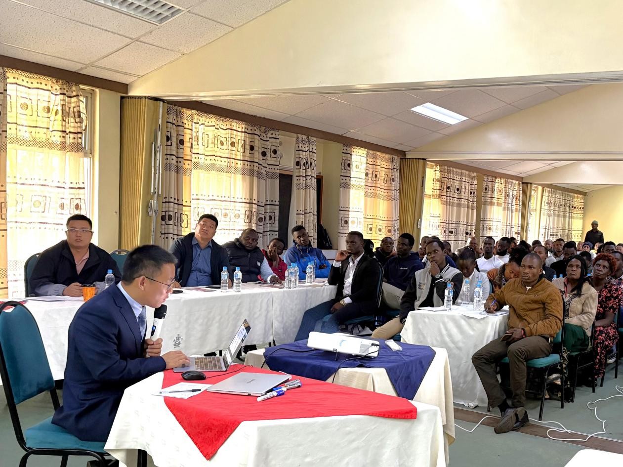 南京农业大学冯春刚教授在为学员讲授家禽养殖技术。主办方供图